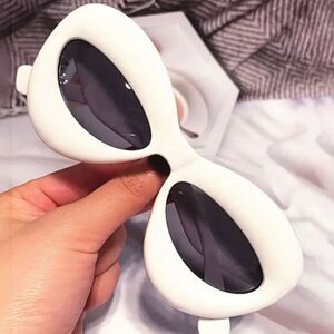 Unisex oval sunglasses